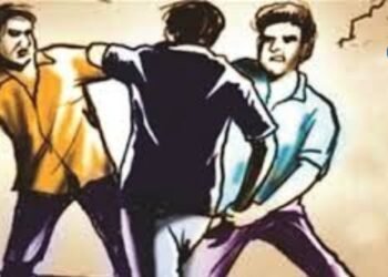 किरकोळ कारणावरून वृध्दासह कुटुंबियाला बेदम मारहाण