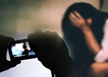 अश्लील फोटो व्हायरल करण्याची धमकी; तरुणीवर अत्याचार, चौघांविरोधात गुन्हा !